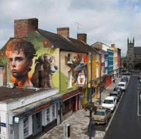 А на другой стене ещё и копьё.