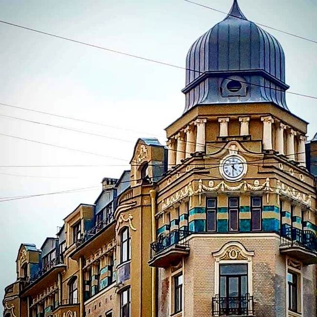 Фрагмент фасада дома Акимова-Петерца на углу Московского проспекта и переулка Бринько /фото из личного архива, 2020/