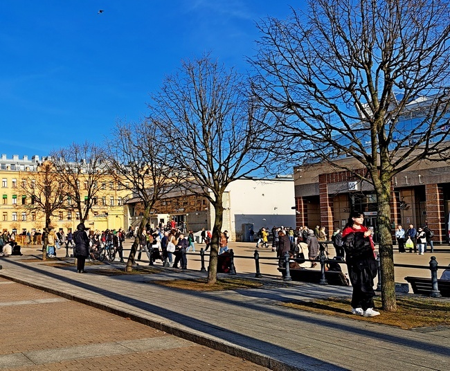 Павильоны станций метрополитена "Сенная площадь" и "Спасская", вход на станцию "Садовая" рядом под землёй /фото из личного архива, 2024/