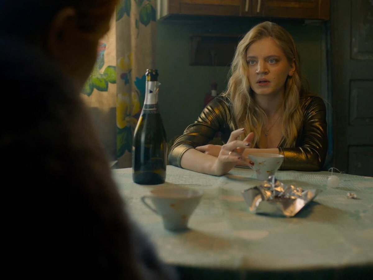 Карина Александрова. Кадр из сериала "Аутсорс".