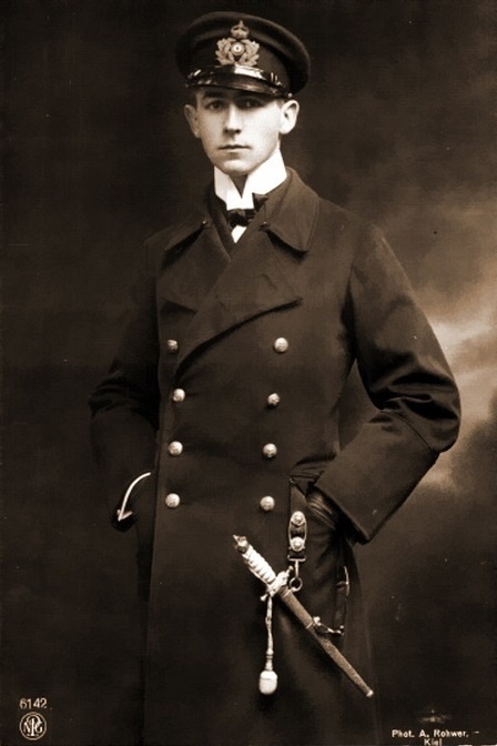 Вольфганг Штайнбауэр (06.05.1888–27.01.1978). 
Фото сделано в Киле в 1917 году, когда Штайнбауэр был ещё в чине обер-лейтенанта цур зее.