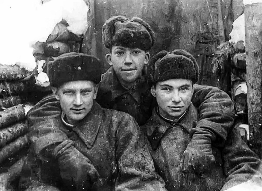Юрий Никулин (в центре) с фронтовыми друзьями