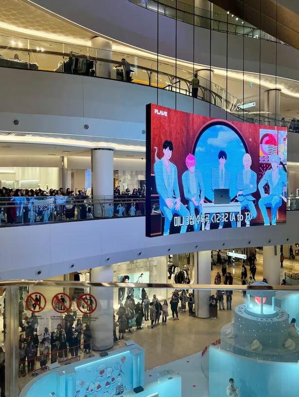    Поклонники стоят в очереди в поп-ап магазин PLAVE в торговом центре Lotte World Mall в Сеуле 12 марта 2025 г. / Ким Ын Ён
