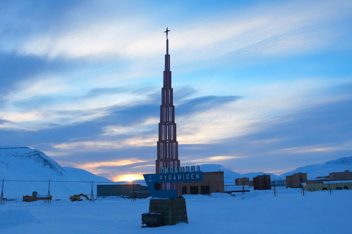 Стела недалеко от въезда в посёлок в марте 2015 года, фото автора