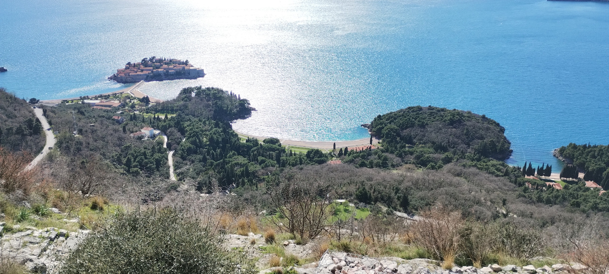 Слева направо: Свети Стефан, пляж Короля, пляж Королевы