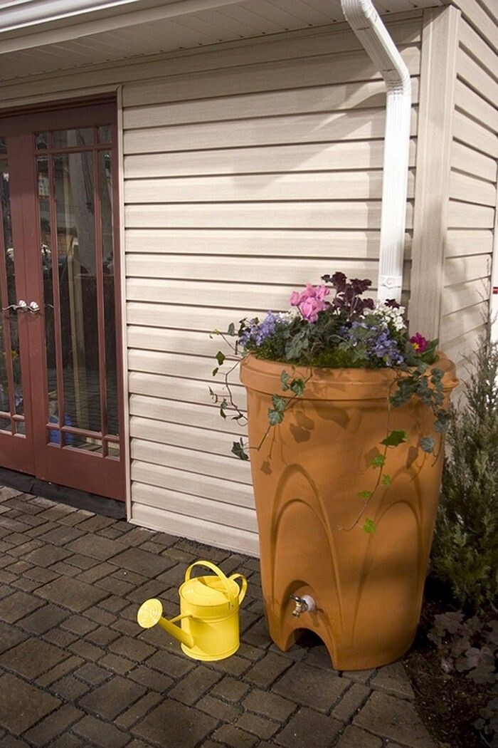 Вот так выглядит минимализм: бочка + кран. Никакой магии, только физика и ваша смекалка.