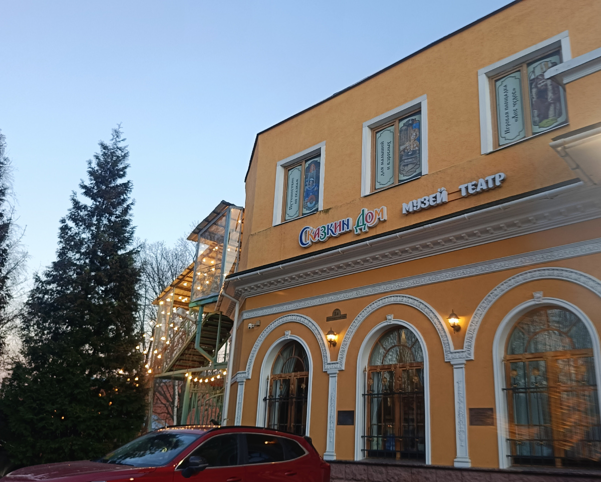 Вид на театр снаружи. Вход на самом деле сбок, вон по той светящейся лестнице