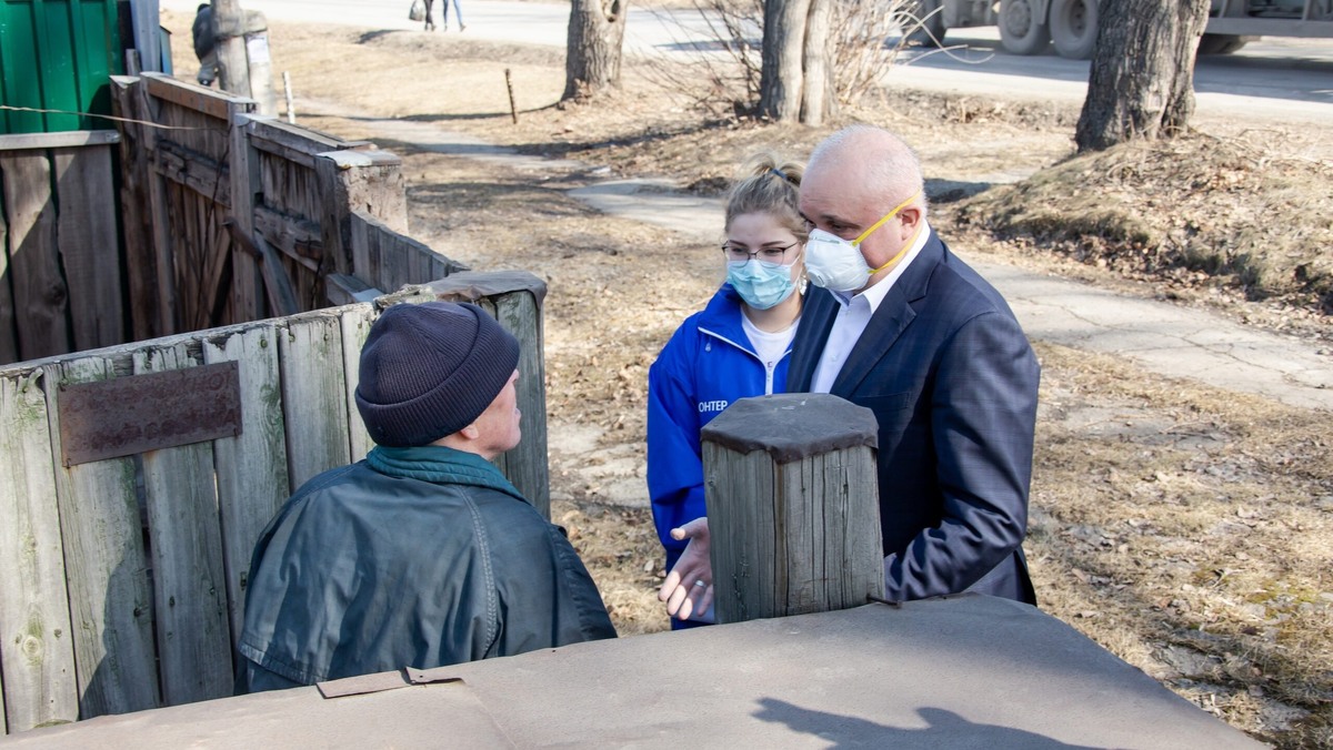    В 2020 году Анастасия сопровождала губернатора региона Сергея Цивилёва во время его обхода жителей. Фото из личного архива героини