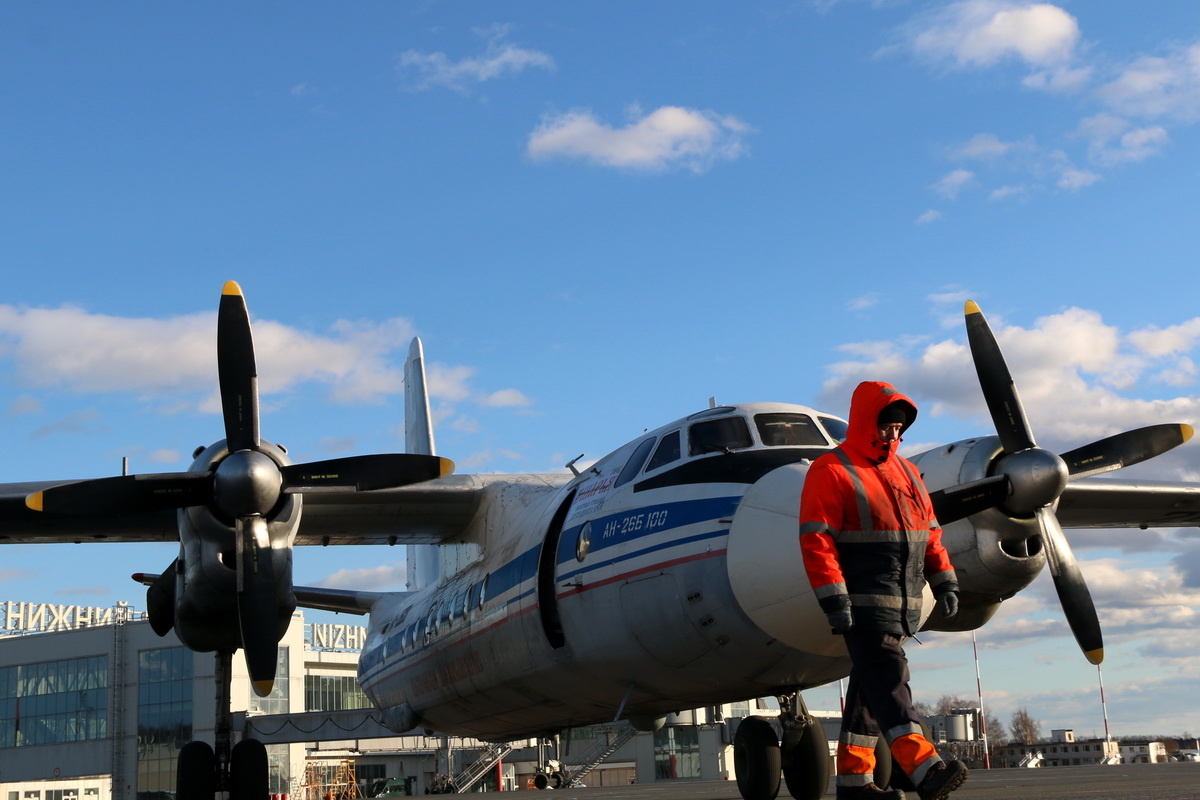 Из Костромы в Нижний Новгород вылетел первый пассажирский самолет. Теперь авиационное сообщение между городами станет регулярным. Пока дважды в неделю по пятницам и понедельникам. Это, по мнению перевозчика, позволит развивать туризм между тремя городами: Костромой, Нижним Новгородом и Ярославлем. Время в полете 90 минут, но первый рейс долетел всего за 50. Между городами летает Ан-26, который на Западе прозвали «Вихрь» за малый разбег по грунтовой полосе. Я, например, на таких в детстве часто летал. Теперь для любителей ретро-джетов есть уникальная возможность прокатиться за 3 тыс. 300 рублей в один конец. В Нижнем первый рейс по традиции встретили водяной аркой. Впрочем, смотрите все сами!