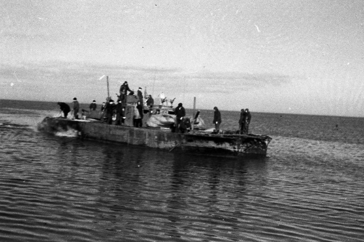 "Возвращение бронекатеров с операции 1943г. Керч. пролив". БК-433 на заднем плане.