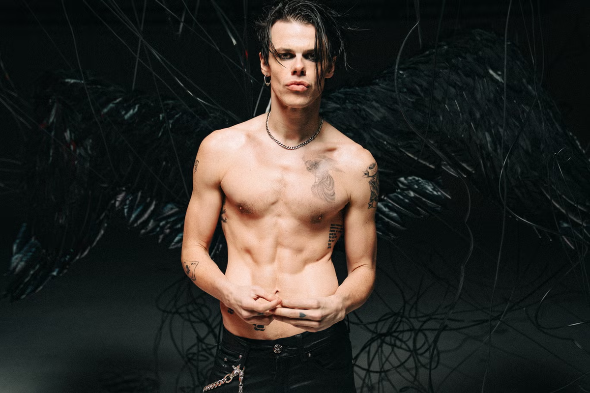 «Привет, небеса, привет»: певец Yungblud в промо-кадре для нового сингла. Фото: Том Паллант