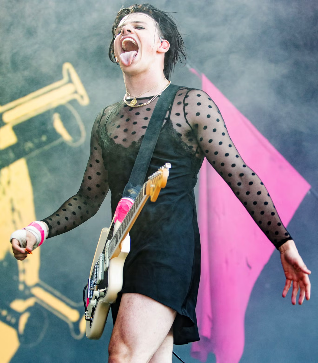 Yungblud на выступлении на фестивале в Рединге в 2019 году. Фото: Олли Стейблер/Shutterstock