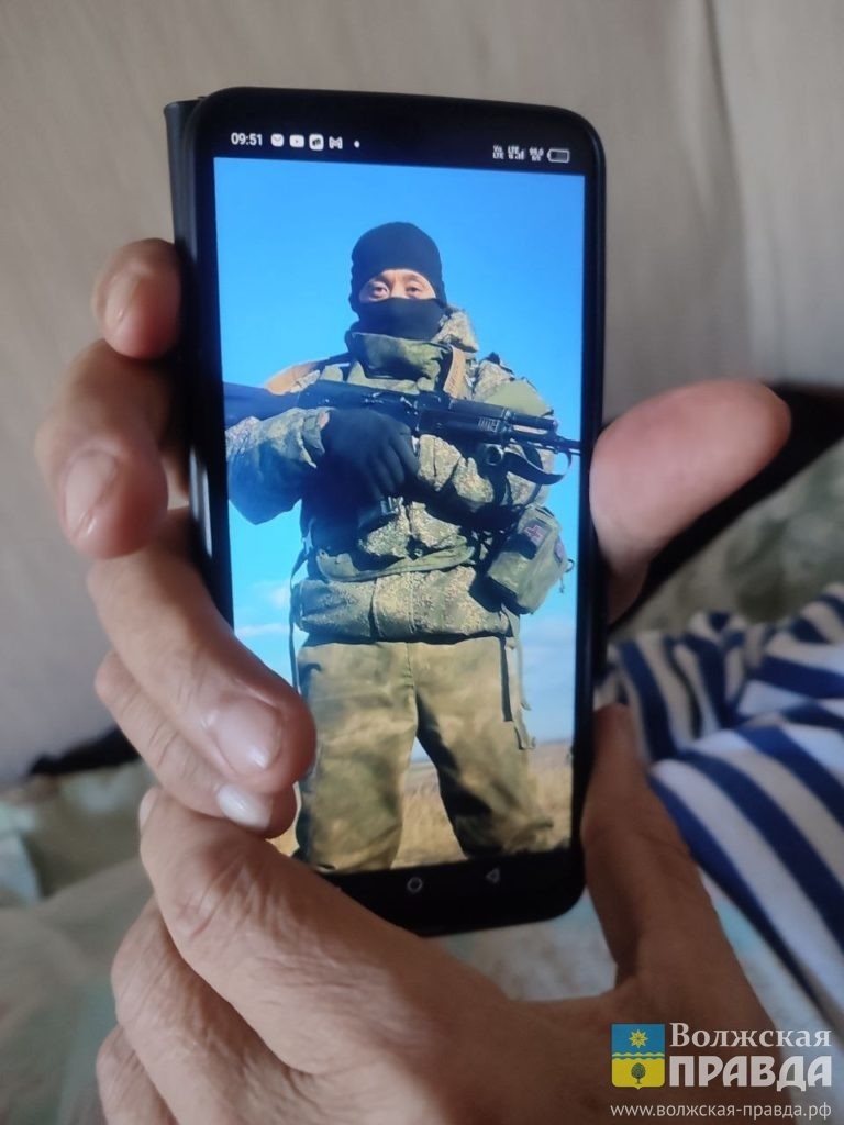 Мынжас показывает фото сына📷    Я перестал есть и спать: обездвиженный волжанин, отец участника СВО, расстроен опубликованной неправдой

