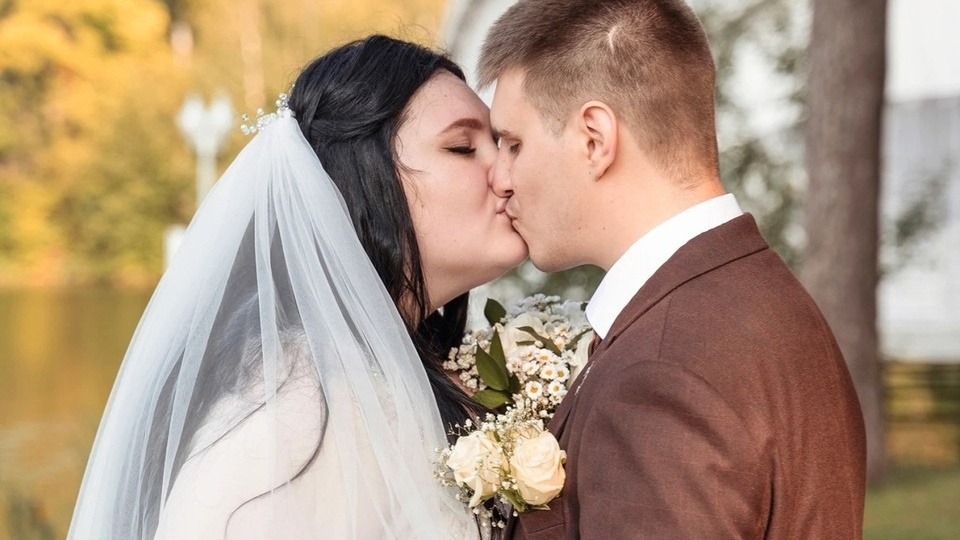 «Он спас мою жизнь в теракте, а теперь мы муж и жена»: Выжившие в «Крокусе» люди за год сыграли свадьбы, подружились и сменили профессии