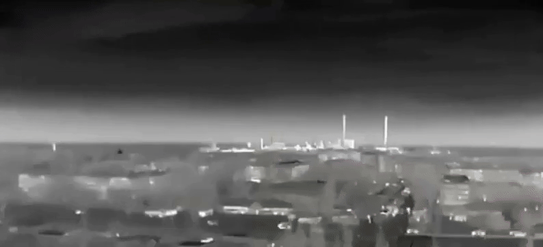    Полёт вражеского беспилотника над жилыми домами и промышленными предприятиями и атака ЗРПК "Панцирь-С", который видит дрона и пытается его сбить. Источник: ТГ-канал "Военный Осведомитель"