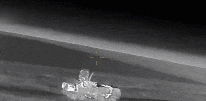    На кадрах копеечные FPV-дроны наносят удары по военной технике суммарной стоимостью в миллиарды рублей. Источник: ТГ-канал " Осведомитель"