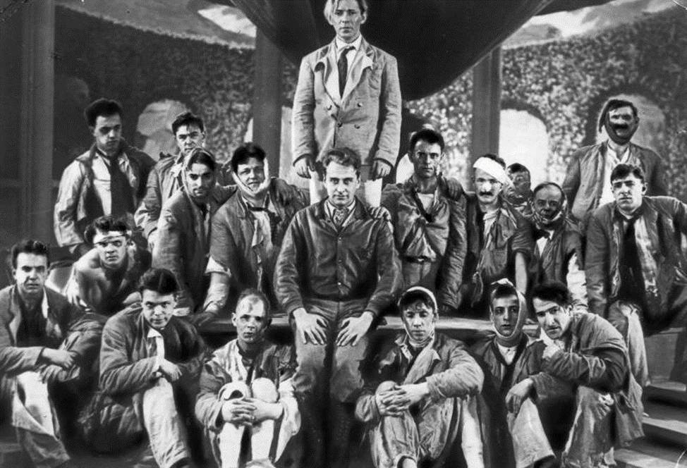 Режиссер Александров (в центре) Утесов (стоит у него за спиной) и музыканты "Теа-джаза" на съемках «Веселых ребят». 