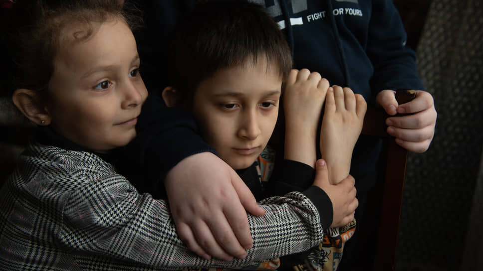 Костный мозг Умара работает так плохо, что единственная возможность спасения — это пересадка костного мозга.📷Фото: Надежда Храмова / Коммерсантъ