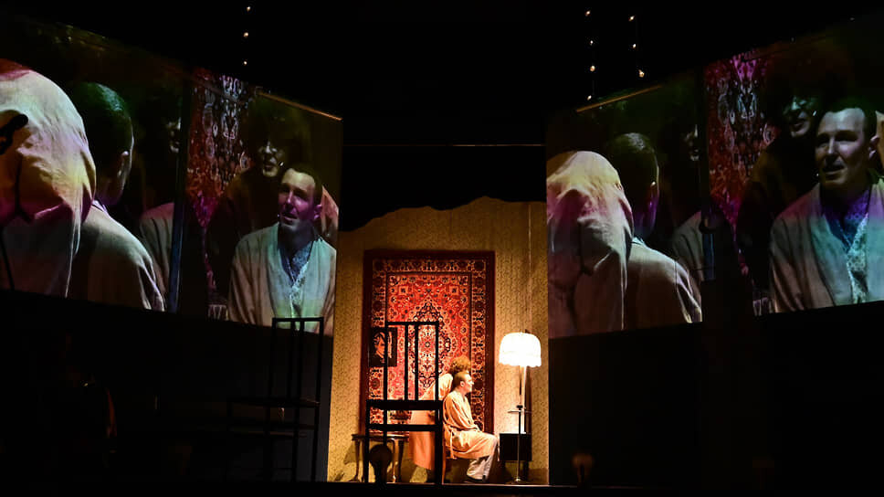 Ждущий незадачливых героев «тот свет» обставлен с мещанским уютом советской «бабушкиной» квартиры.📷Фото: Екатерина Евсюкова