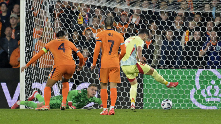    Полузащитник сборной Испании Микель Мерино забивает гол в ворота сборной Нидерландов. Reuters