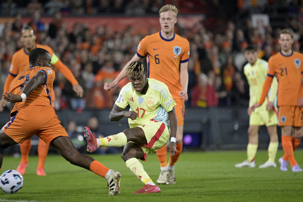    Нападающий сборной Испании Нико Уильямс бьет по воротам сборной Нидерландов. Reuters