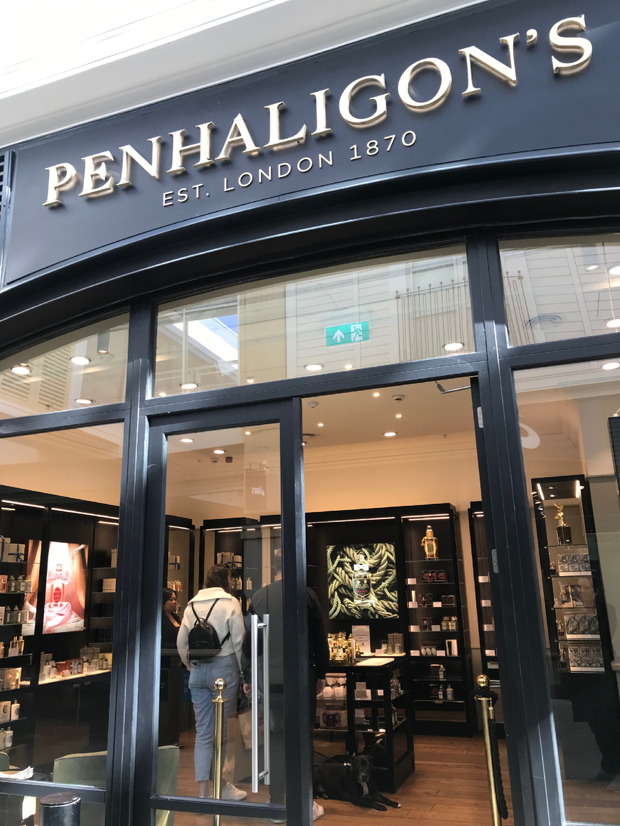 Вход в парфюмерный магазин Penhaligon's. Фотография из личного архива. 