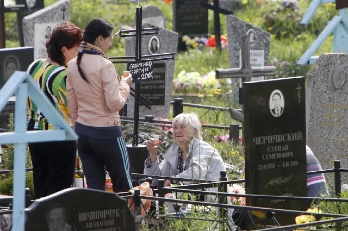    Иерей Портнов рассказал, можно ли оставлять еду на кладбище