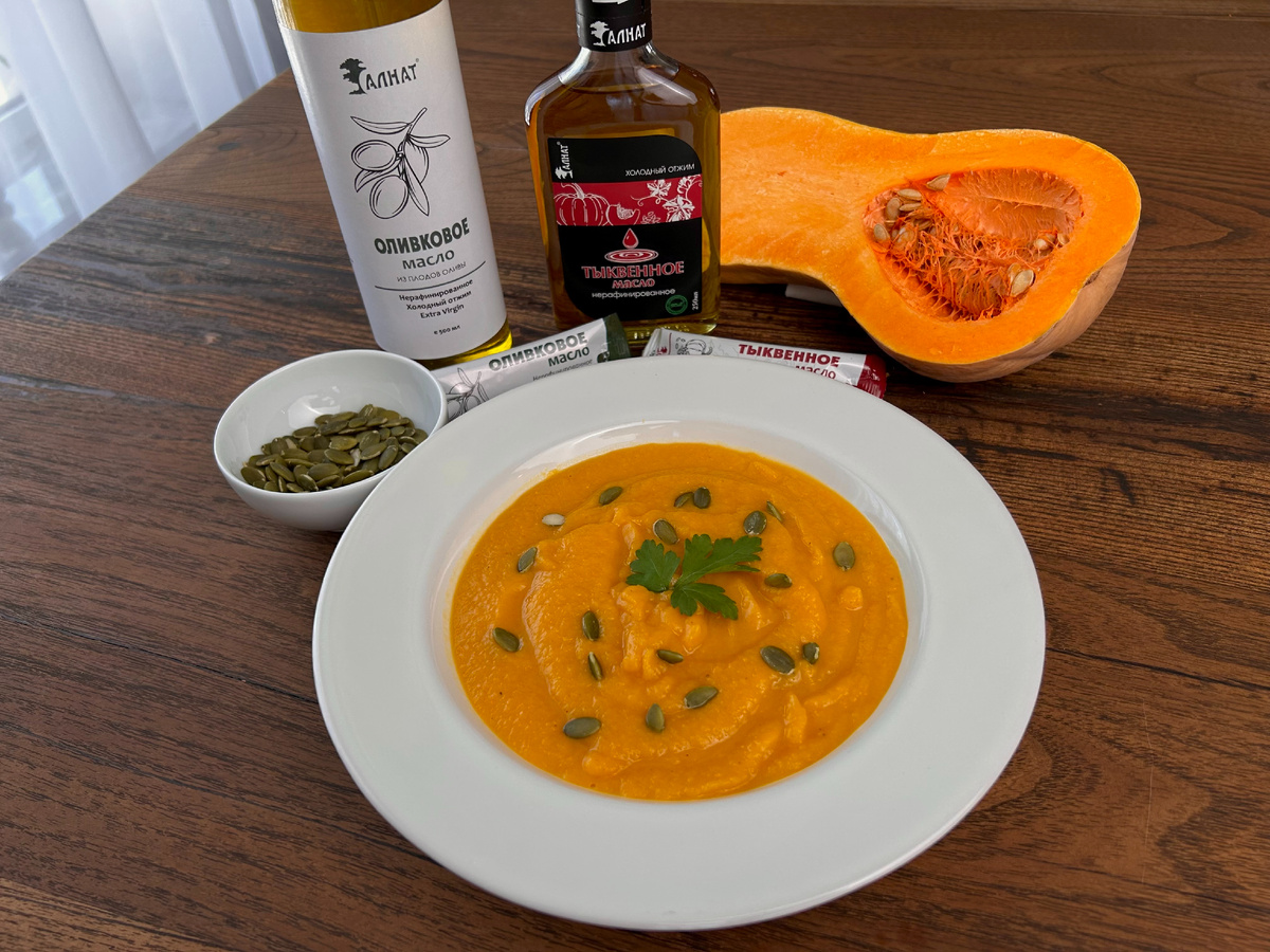Тыквенный суп с семечками тыквы и добавлением тыквенного масла - м-м-м как вкусно!
