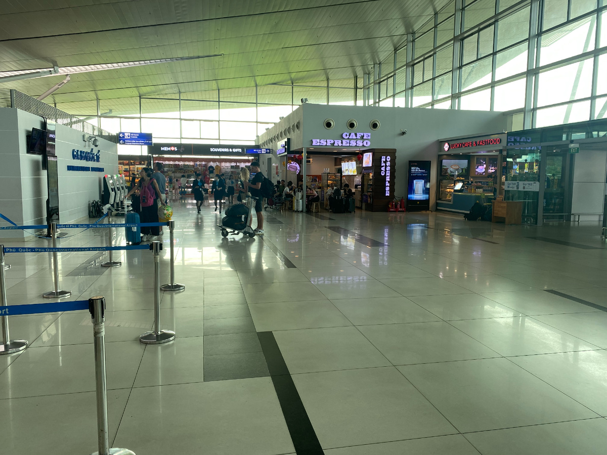 В зале регистрации - мест посидеть нет