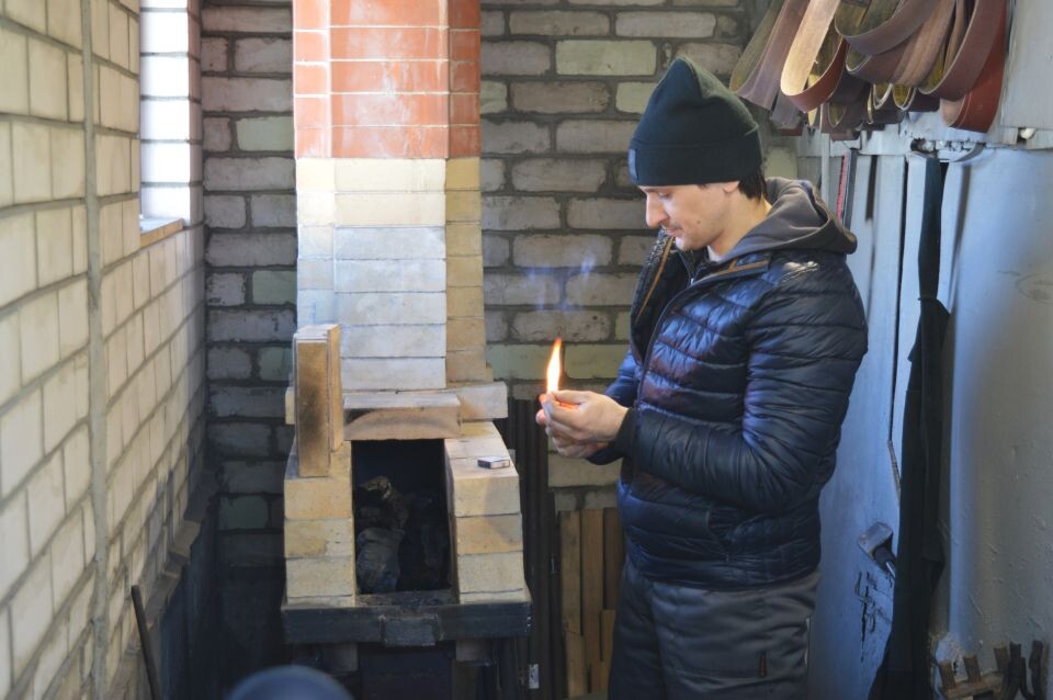    Барнаульский кузнец Максим Литвиненко . Источник: Екатерина Жолнерова