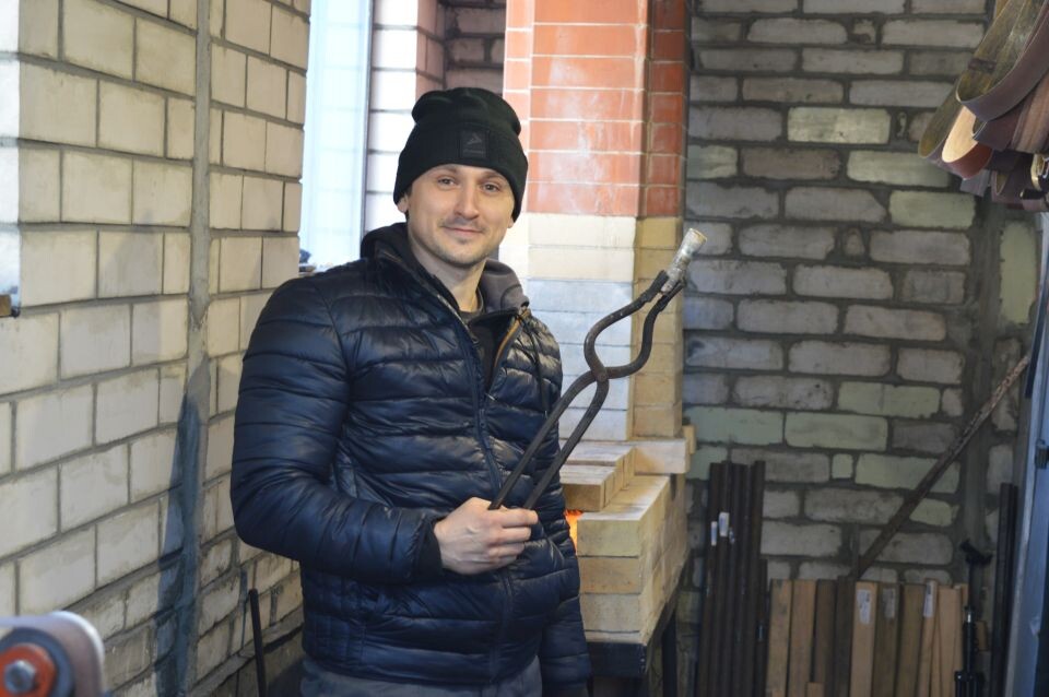    Барнаульский кузнец Максим Литвиненко . Источник: Екатерина Жолнерова