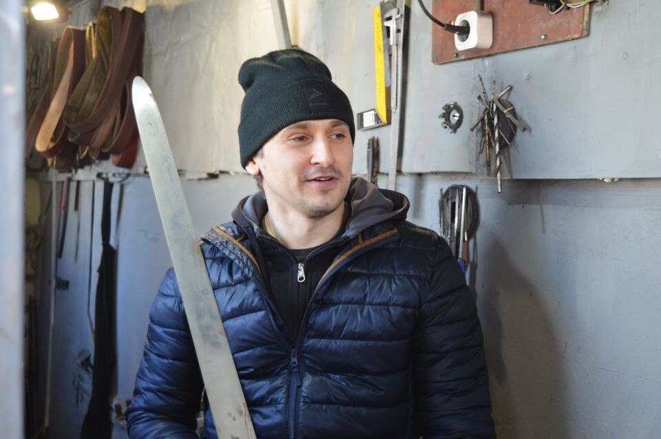    Барнаульский кузнец Максим Литвиненко . Источник: Екатерина Жолнерова