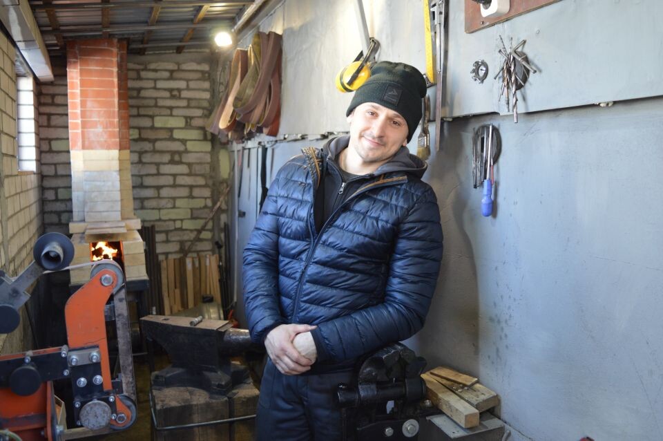    Барнаульский кузнец Максим Литвиненко . Источник: Екатерина Жолнерова