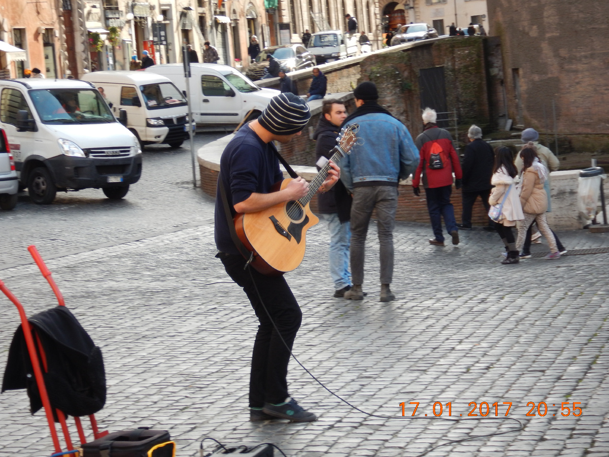 Уличный, вернее площадной музыкант, Это площадь перед Пантеоном. Играл очень круто, Богемская рапсодия.  Квин...