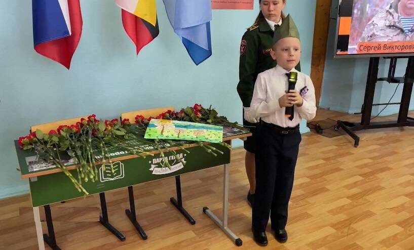 Парта в честь командира отряда "ТИГР" Сергея Ефремова