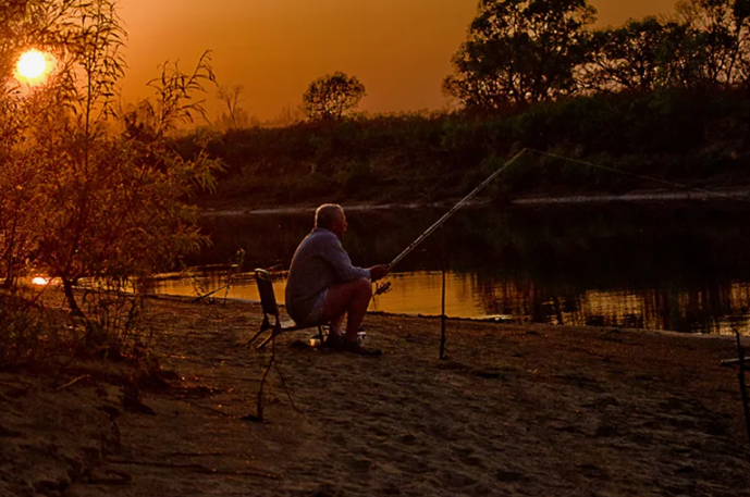Рыбалка на вечерней зорьке. Источник фото ryblib.ru