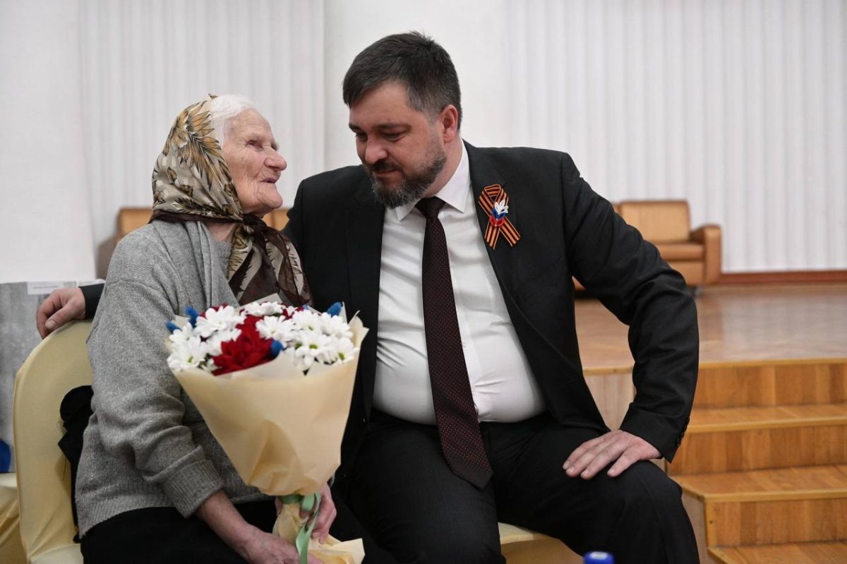    Глава города не только лично вручил памятные медали ветеранам, но и тепло пообщался с каждой