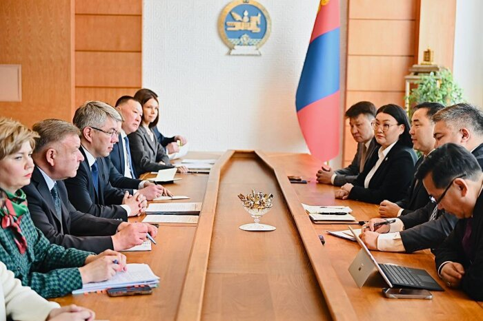 В ходе совместного совещания стороны обсудили сотрудничество в сфере логистики, транспорта, образования / фото: телеграм-канал Алексея Цыденова 