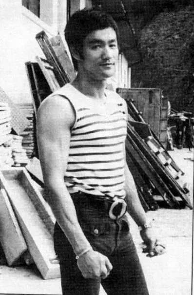 – Времена стремительно меняются.  Теперь даже вместо культовой тельняшки ВДВ – убийственные дроны.