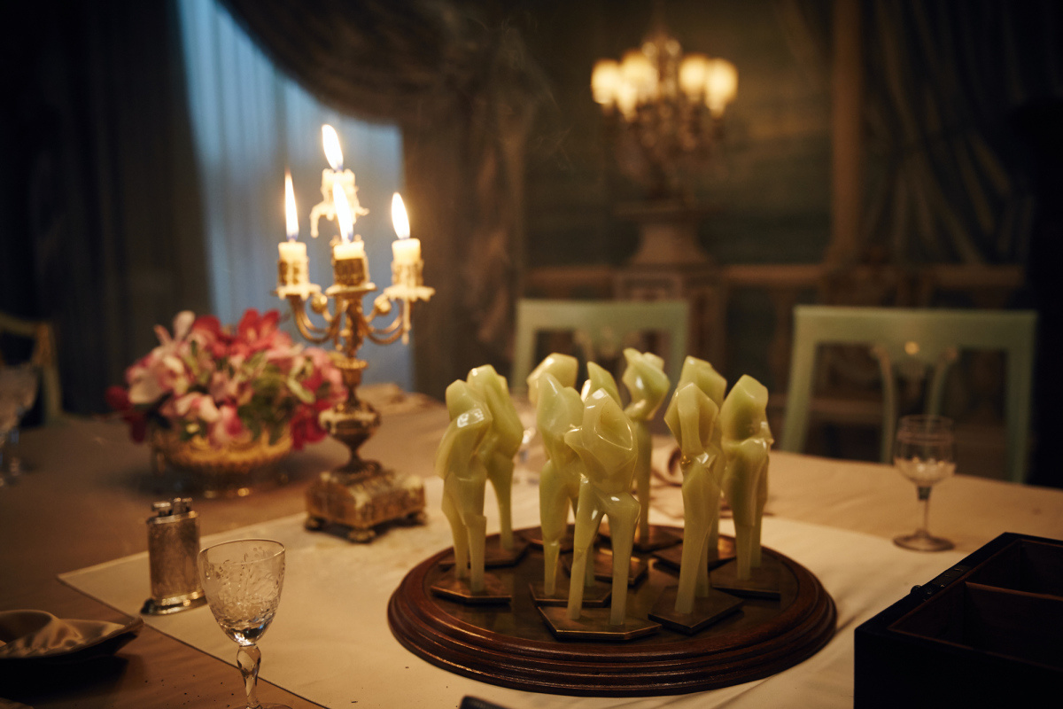 Это кадр из британского сериала "И никого не стало" по "10 негритятам". Как видим, и в названии, и в фигурках чёрный цвет отсутствует. 2015 год. Политкорректность рулит.