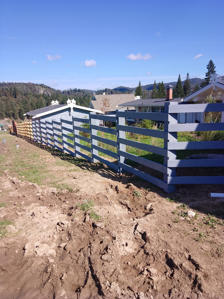 Деревянный забор в стиле ранчо. Фото автора.