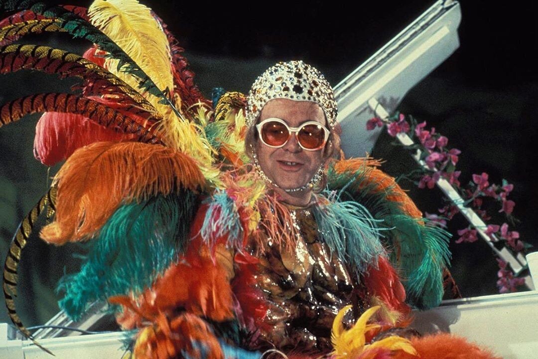 Безумные одеяния Элтона Джона — отличный пример кэмпа.