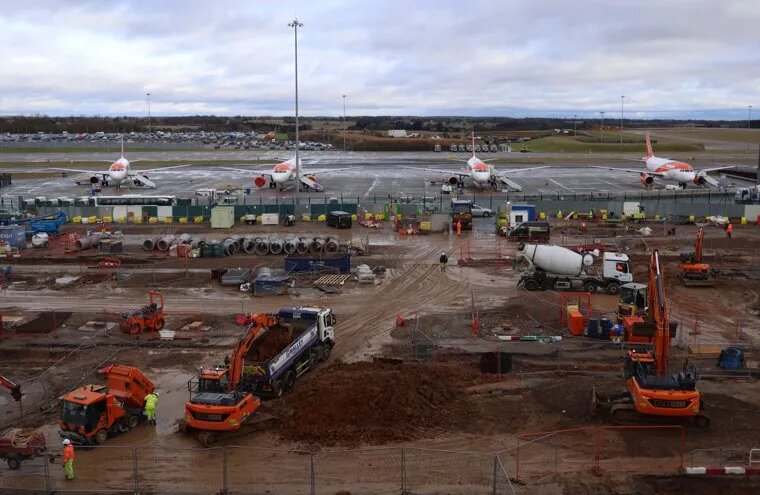 По данным сайта Flightradar24, 120 самолетов, направляющихся в Хитроу, были вынуждены изменить свой маршрут. Фото: NEIL HALL/EPA/ТАСС