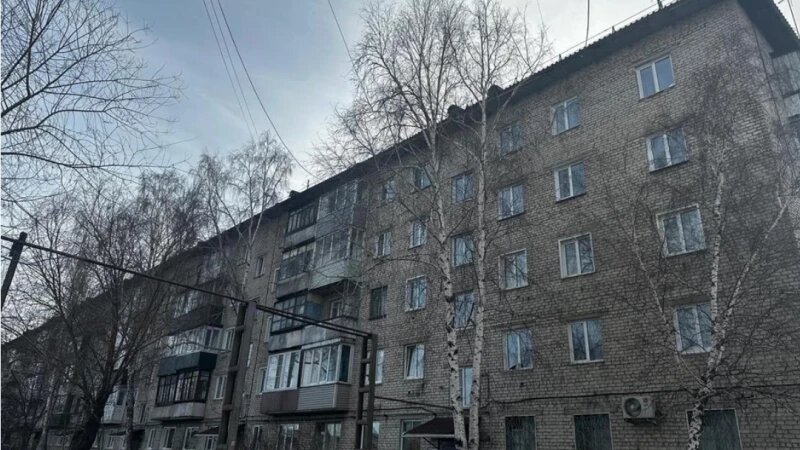     Глыба снега упала на женщину с крыши дома в Алтайском крае Прокуратура Алтайского края