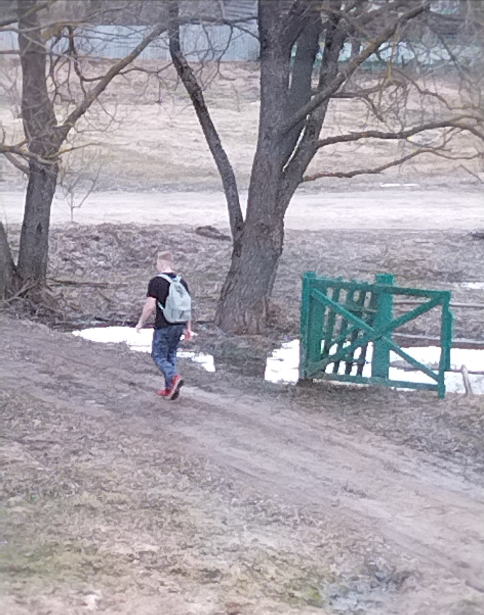 Симеон идёт в  в школу, 5 апреля 2023 года, я тогда сфотографировала на память, это был выпускной год. Думала: вот уедет и больше не увижу этого ((