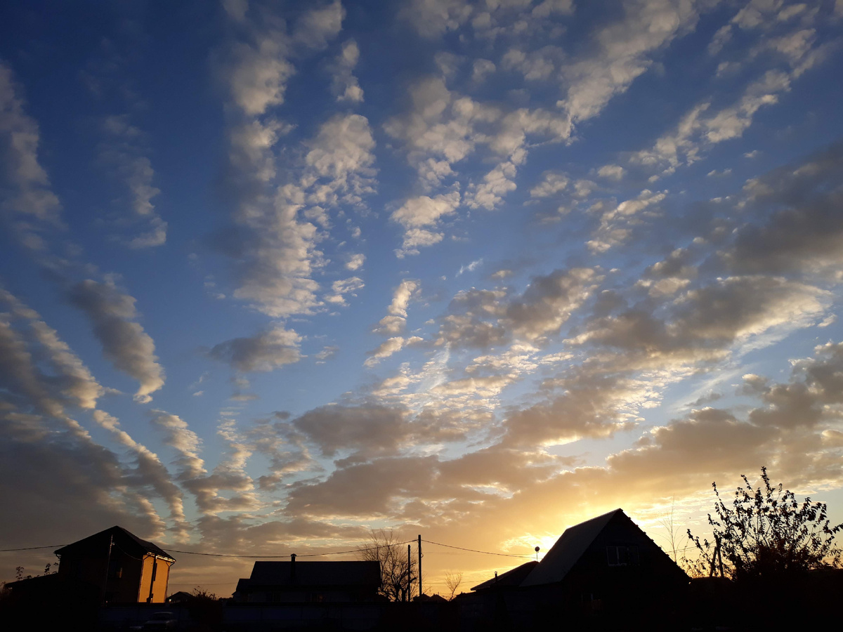 Необыкновенно красивое небо из окна кухни нашего дома