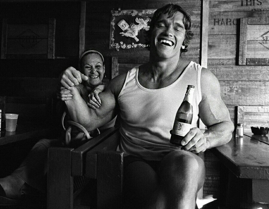 Железный Арни пьет пиво, но это не точно