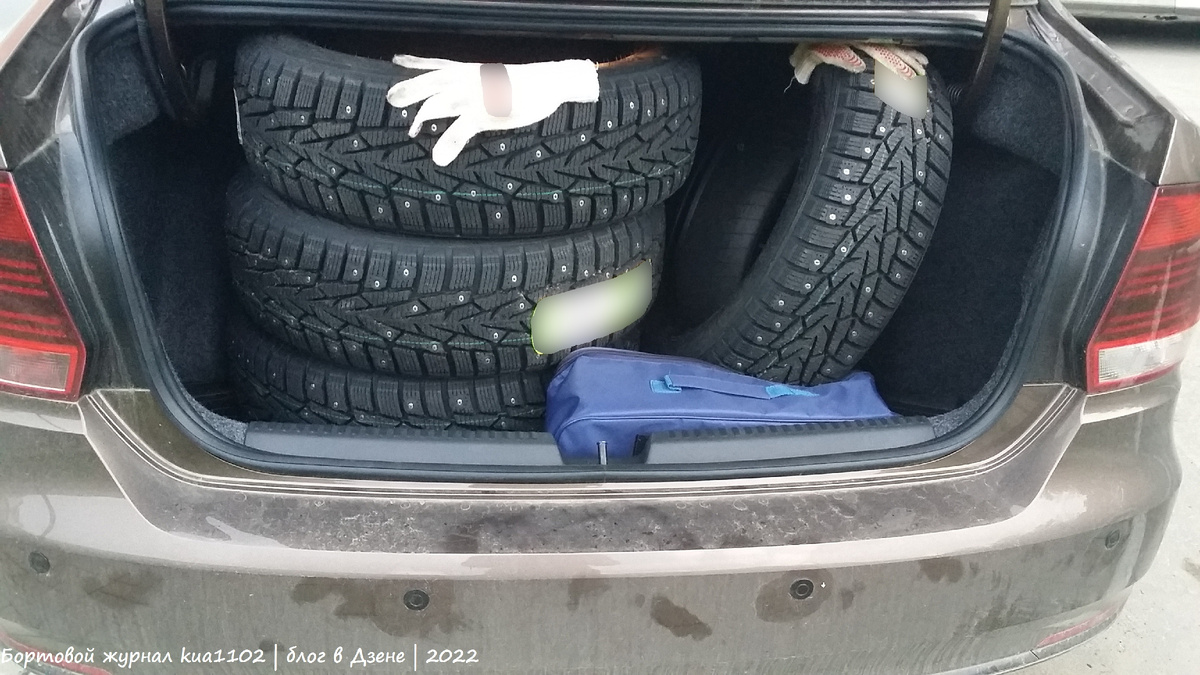 Вот так разместил зимний комплект шин в багажнике Поло. Автор фотографии kua1102