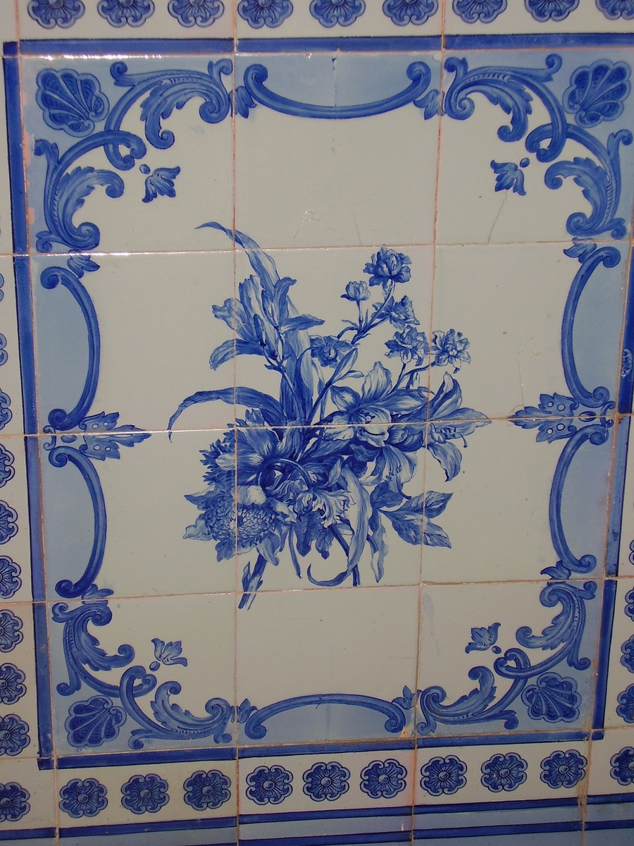 Голубая ("прохладная") плитка в холле. Фото Сергея Малышева.