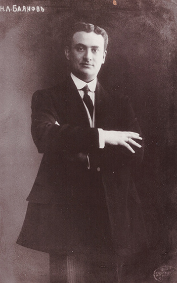 Отец Николай Леонардович Левицкий (Баянов) был оперным певцом, музыкальное образование, получил в Италии, в Риме